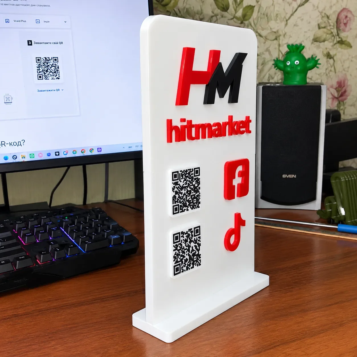 Настільна табличка з QR-кодом на стіл з логотипом